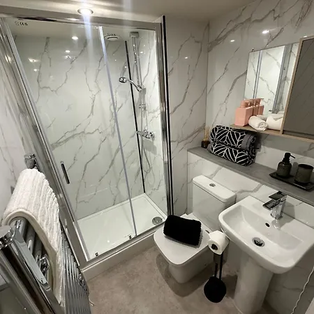 Aparthotel Perfect Party For Nye, Complimentary Bubbles & Late Checkout Leeds (West Yorkshire)